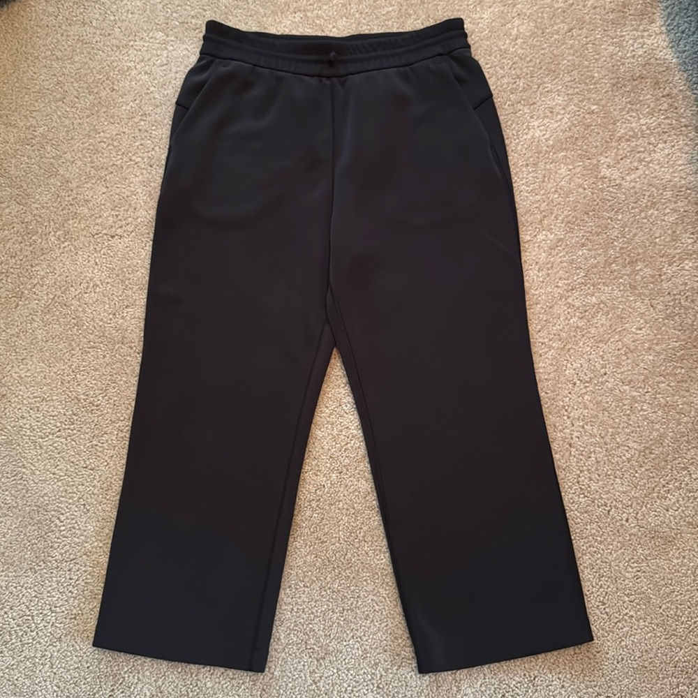 NWOT Lululemon Cropped Softstreams.